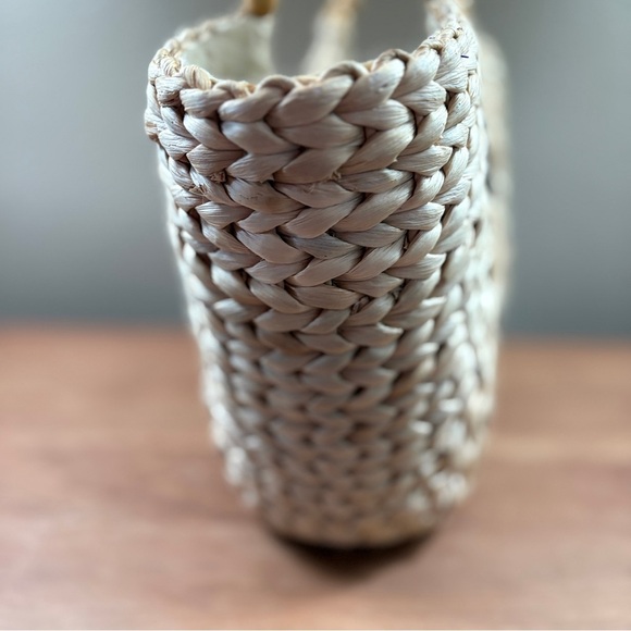 Straw Triangular Tote with Circle Bead Handle, Cinch Closure, EUC - Picture 14 of 16